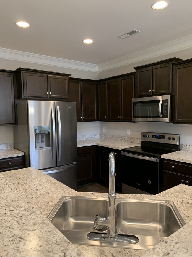 Building Photo - 833 Silver Leaf Dr