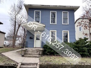 Building Photo - Three Bedroom Single Family Located Near D...