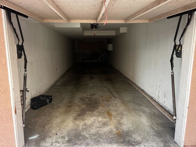 Building Photo - Beautiful 3 bedroom 2 bath Townhome across...
