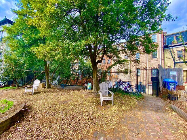 Building Photo - 327 C St SE