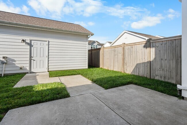 Building Photo - 235 Southmen Ln