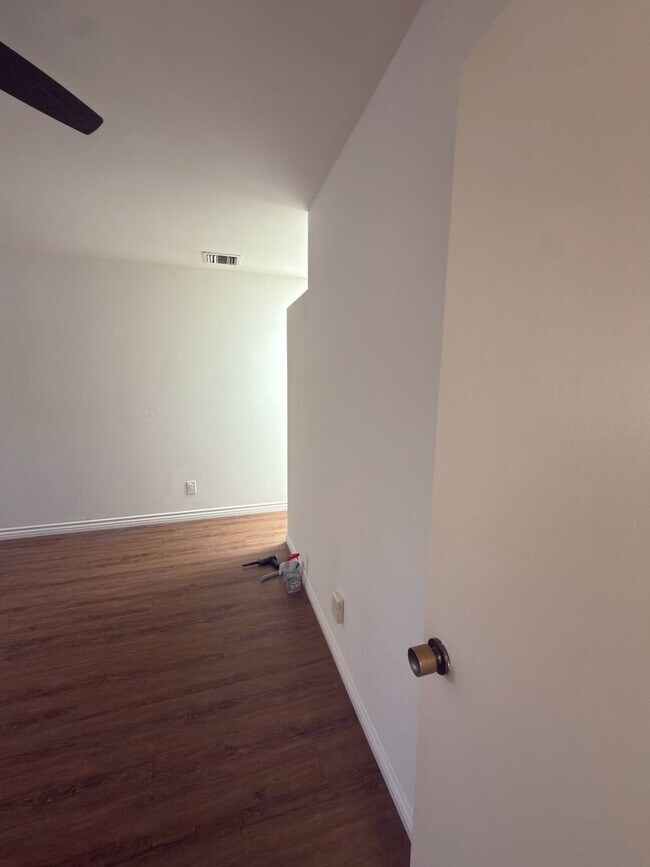 Building Photo - DESIRABLE TWO BEDROOM TWO BATH HOME IN STUDIO CITY