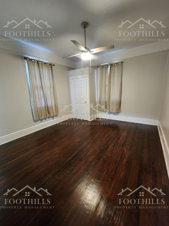 Building Photo - Charming 2 Bed, 1 Bath Home with Spacious ...