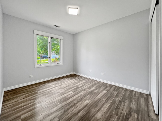 Building Photo - 24W500 Seabrook Ct