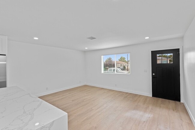 Building Photo - 4 bed main house!