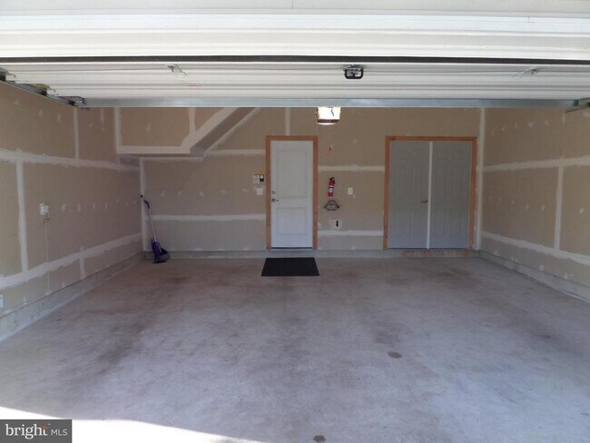 Building Photo - 15998 Greymill Manor Dr