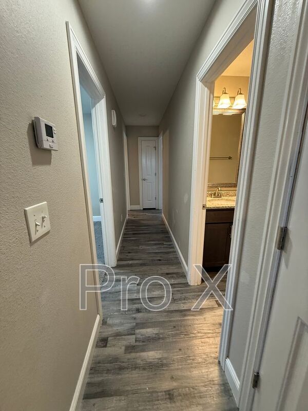 Building Photo - 1414 E 6th St