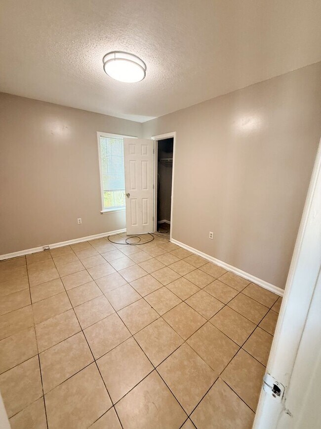 Building Photo - 3 Bedroom, 2 Bath Home in Valdosta