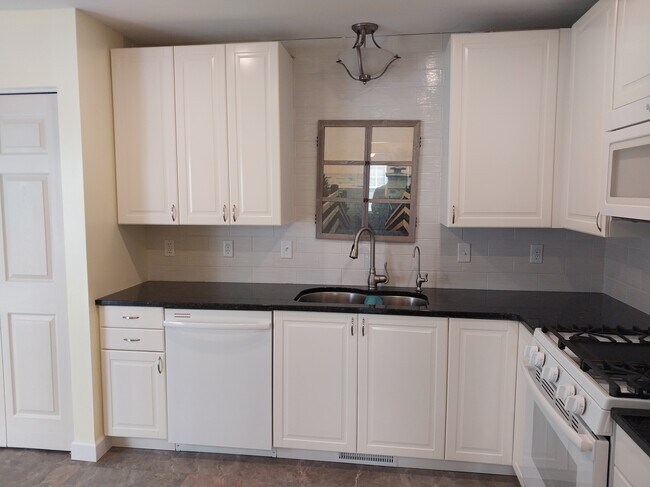 Building Photo - 462 Crosswinds Dr