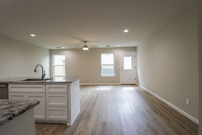 Building Photo - 216 N Cleveland Ave