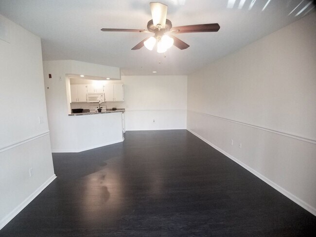 Building Photo - Beautiful 1/1 Wood Floors Condo at The Cre...