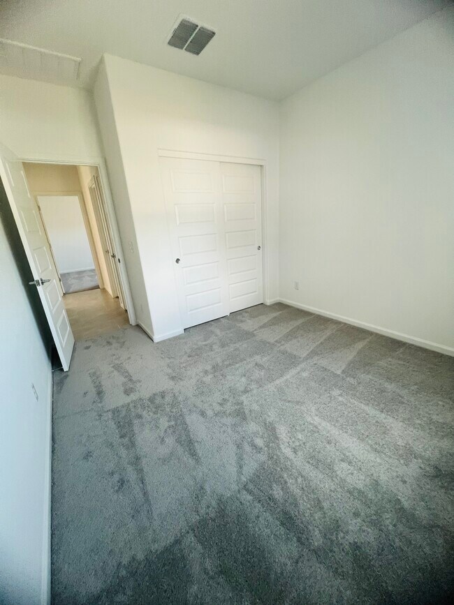 Building Photo - 15641 W Kendall St