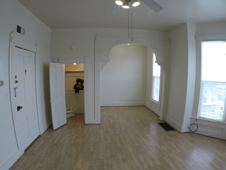 Living room and extra rood - 1423 Columbia St