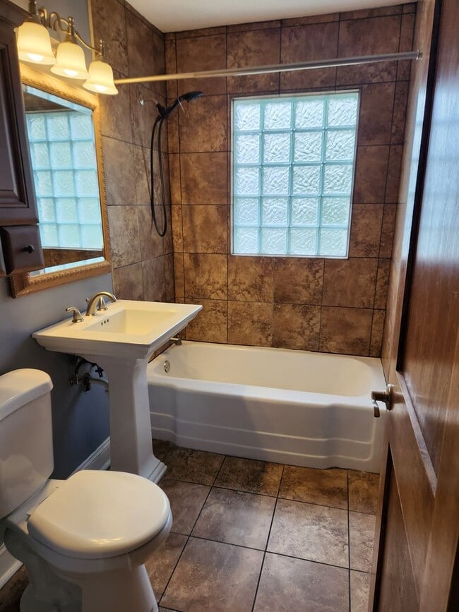 Building Photo - 4 Bedroom Home in Benson!