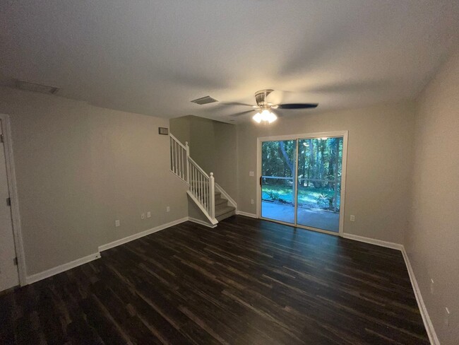 Building Photo - 2 bedroom 2.5 bath Townhome with 1 car att...