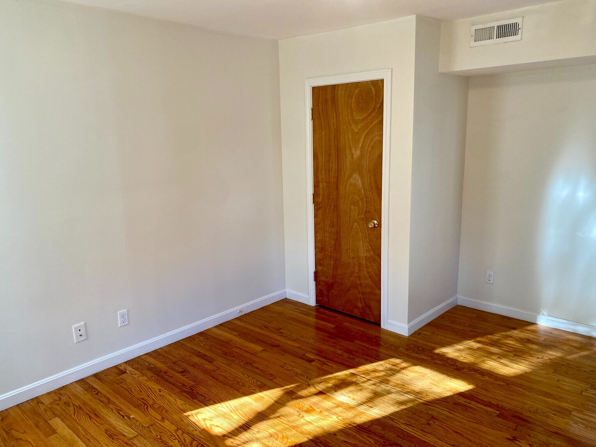 Building Photo - 123 Thorndike St