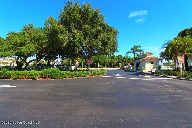 Building Photo - 8921 Lake Dr