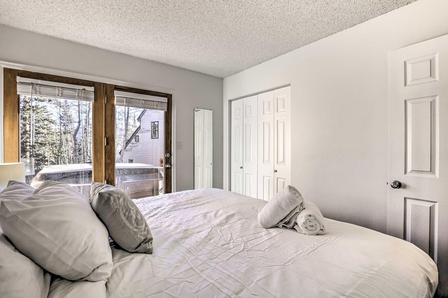 Building Photo - 163 Burgundy Cir