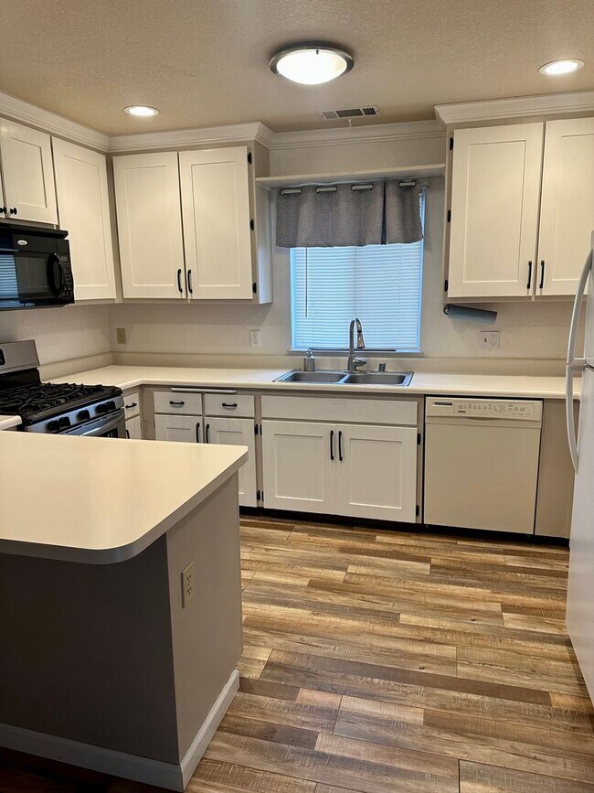 Building Photo - Beautifully maintained home located in a desirable Anderson neighborhood