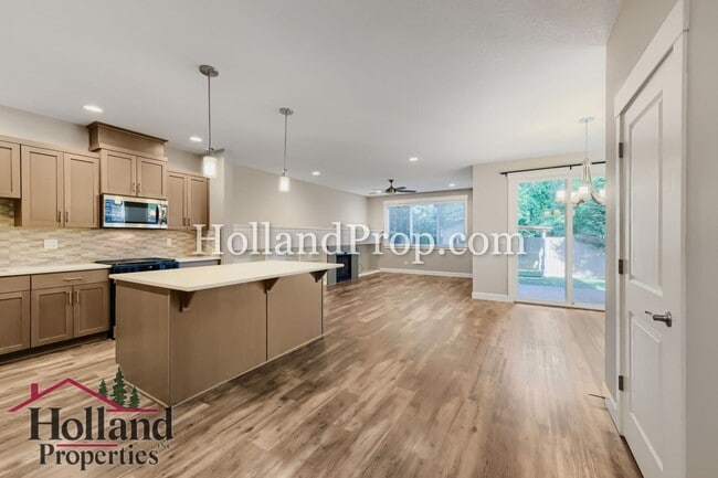 Building Photo - Beautiful 3-Bedroom Home with Fireplace, Modern Kitchen & Private Backyard in Hillsboro