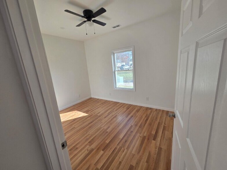 Building Photo - 203 N Elm St