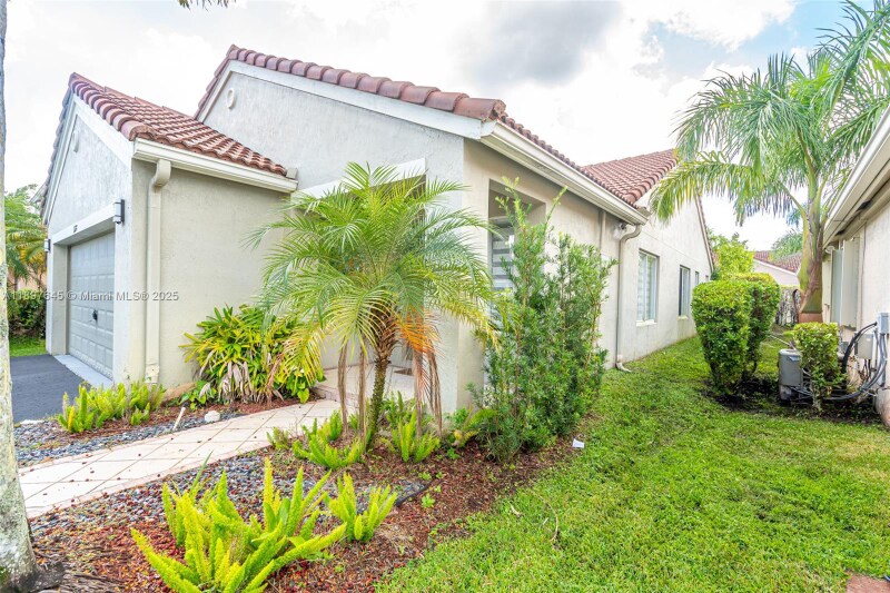 Building Photo - 2762 SW 85th Ave