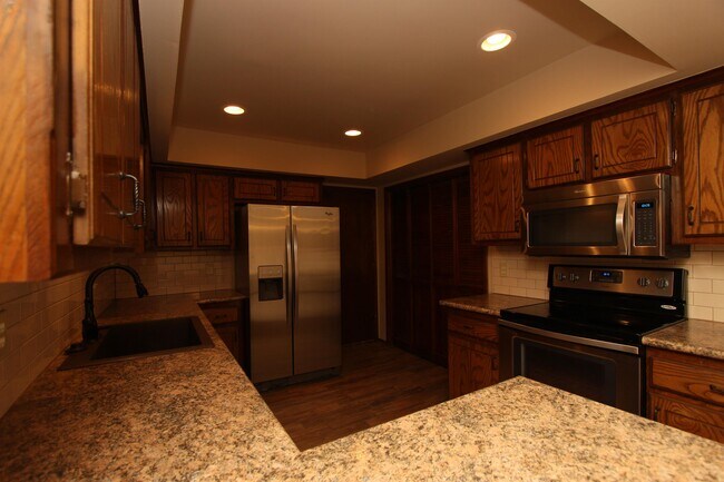 Building Photo - 4700 Hemlock Ln