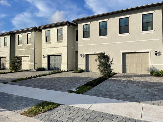 Building Photo - 2151 Appleton Cir S