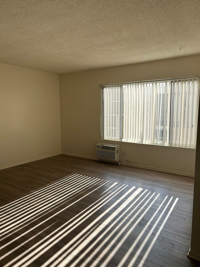 Interior Photo - 221 W Tujunga Ave