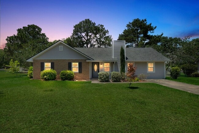 Building Photo - Charming 3BR Ranch Style Home on Quiet Cut...