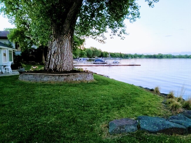 Building Photo - 21253 Lake George Blvd