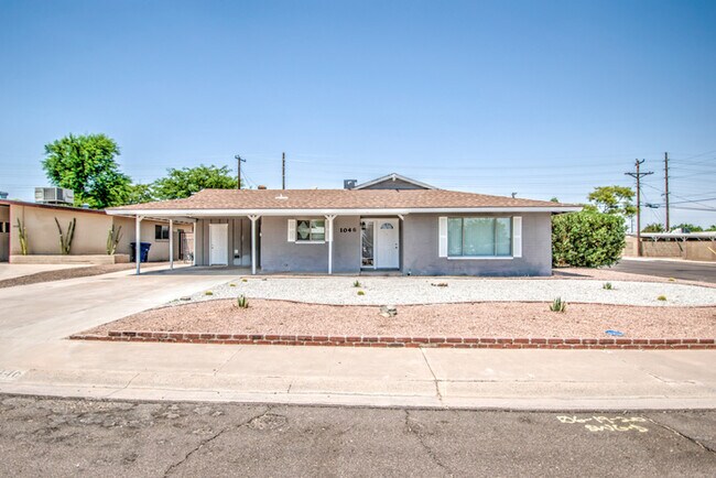 Building Photo - Beautifully remodeled corner 4/2 with pool...