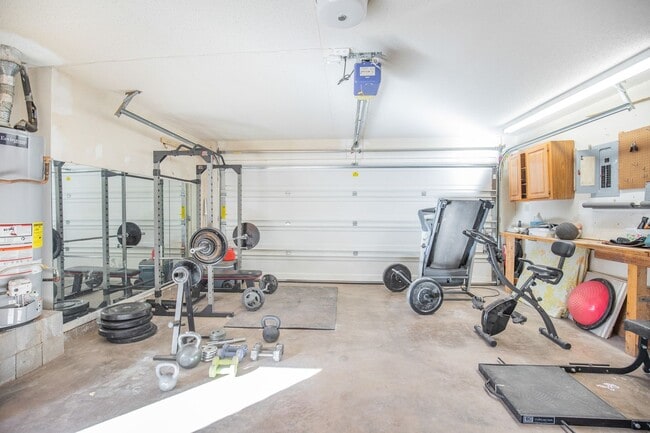 Building Photo - 3 Bedroom 2 Bathroom Home - Dogs Allowed & Large Backyard!