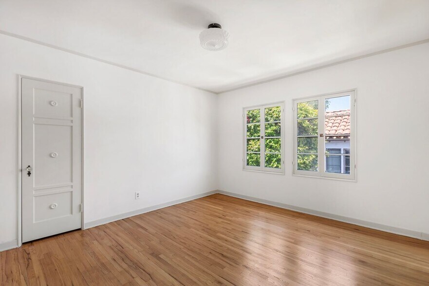 Building Photo - 2433 W Silver Lake Dr