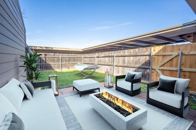 Building Photo - Updated 3-Bedroom Townhome with First-Floor Primary Suite