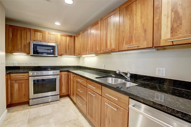 Building Photo - 2699 Tigertail Ave