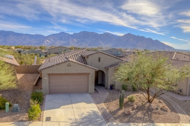 Building Photo - Very Special Oro Valley Home with Pool and Mountain Views!