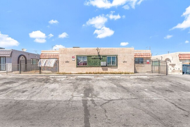 Building Photo - 5309 W Cheyenne Ave