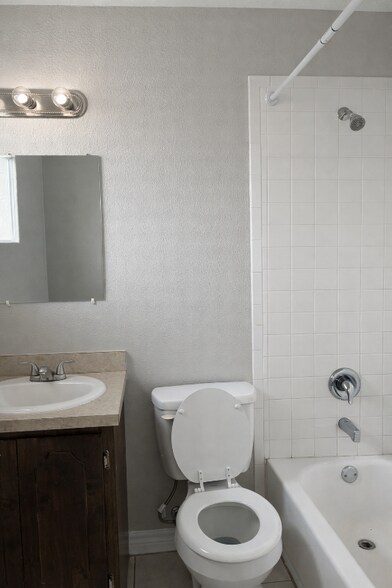 Building Photo - 1102 Ann St