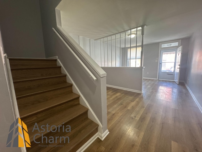 Building Photo - Updated 2 Bedroom Home with Modern Kitchen