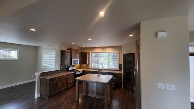 Building Photo - 3 Bed 2.5 bath plus bonus-Fenced-corner lo...