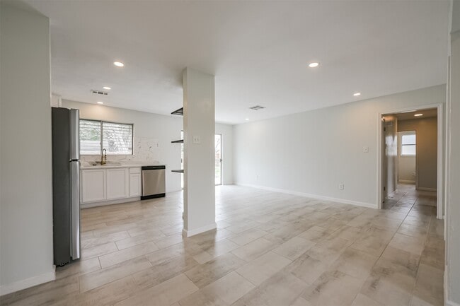 Building Photo - 2114 Shasta Dr