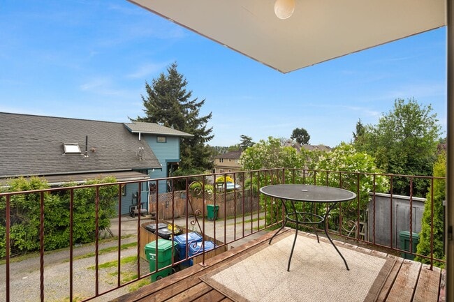 Building Photo - 1 Month Free! Greenlake 2 Bedroom - Top Floor, Washer/Dryer, Private Balcony, Parking Available
