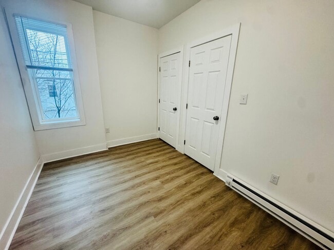 Building Photo - Beautiful 3b/1.5bth House ! Section 8 Only