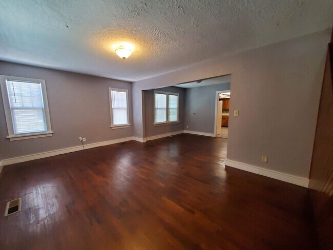 Building Photo - Pre-Leasing for Mid-June 2025! (2) Living ...