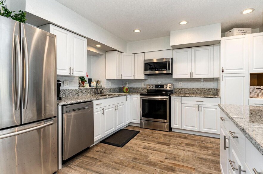 Building Photo - 1052 Pine Tree Dr