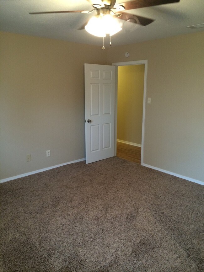 Building Photo - 10616 Debbie Ln