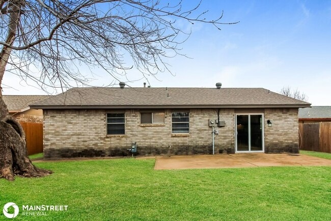 Building Photo - 704 W HILLCREST DRIVE, MUSTANG, OK 73064