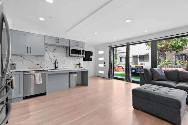 Building Photo - 825 Island Ct