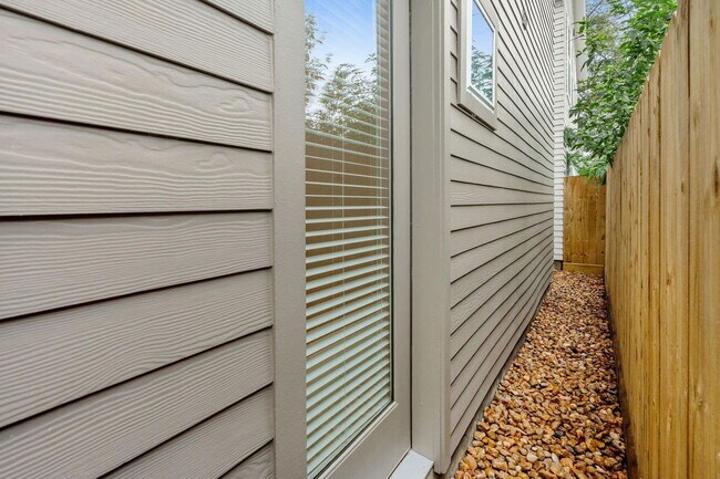 Building Photo - 1042 Homer St